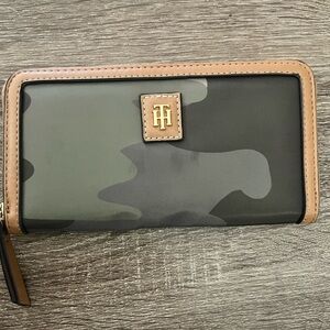 Tommy Hilfiger Camouflage Zip-Around Wallet